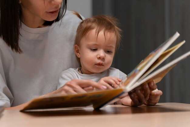 Первые признаки зрительного реагирования на свет и движущиеся объекты