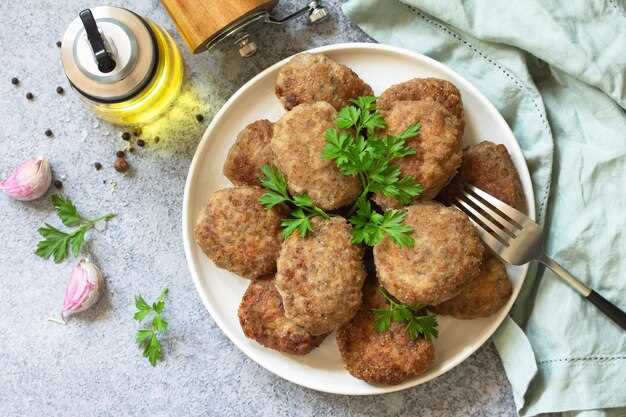 Процесс формирования и жарки котлет