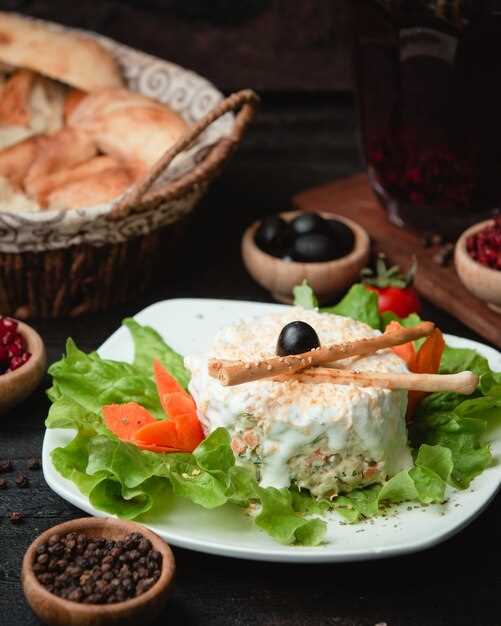 Классический салат с курицей и овощами