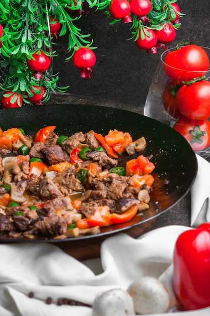 Запечённая курица с овощами и пряными специями