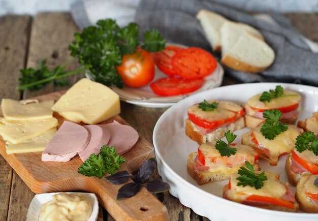 Картофель с колбасой, сыром и зеленью в духовке