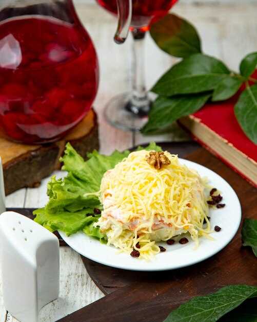 Цитрусовый салат с копченой грудкой и орешками