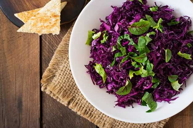 Пикантный салат с красной капустой и копченой курицей
