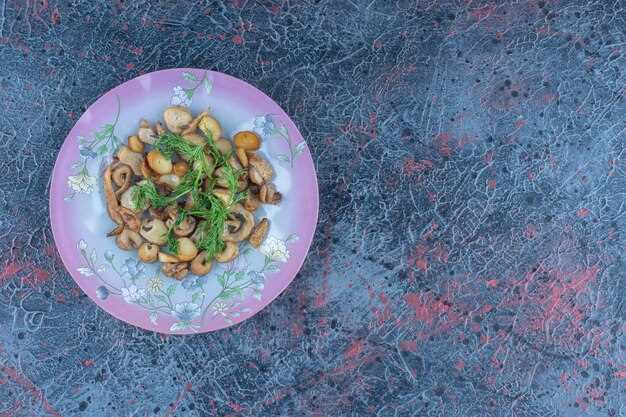 Греческий салат с маринованными грибами и оливками