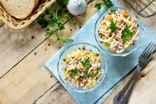 Классические салаты с вареными яйцами и свежими огурцами