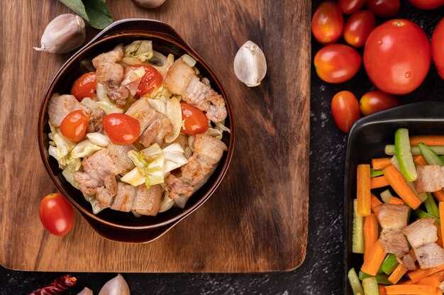 Свинина с ананасами и пряными травами
